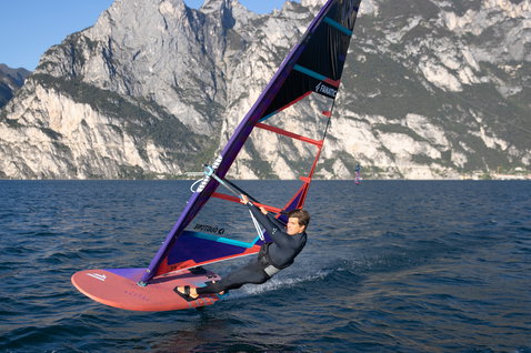 Planche de windsurf Fanatic Falcon Foil BXF 177L en foil windsurf sur un lac alpin