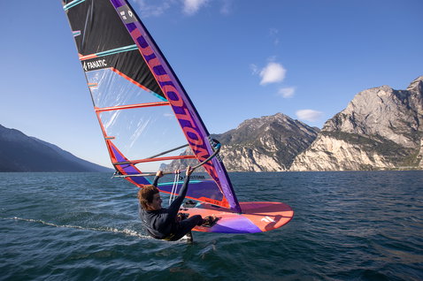 Planche de windsurf Fanatic Falcon Foil 177L en foiling sur un lac alpin avec voile de course Duotone