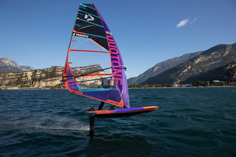 Planche de windsurf à foil Fanatic Falcon Foil 177L en corail lors d'une session foil sur lac alpin