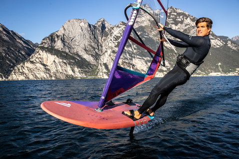 Planche de windsurf foil Fanatic Falcon Foil BXF 177L en action sur un lac alpin en corail