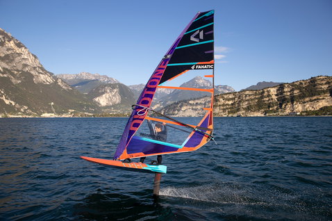 Fanatic Falcon Foil BXF planche de windsurf foil 177l pendant le foiling sur lac de montagne