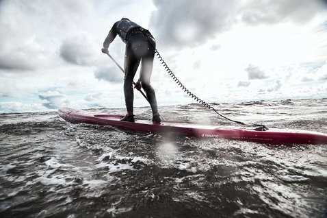 Duotone Blitz Carbon SUP Race Board beim Stand-up-Paddeln auf offenen, choppy Gewässern bei Fehmarn