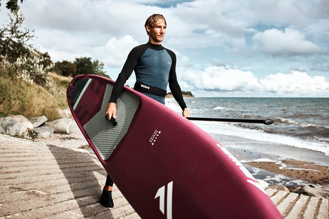 Duotone Blitz Carbon SUP Race Board 14 ft in bordeaux beim SUP-Paddeln an der Küste