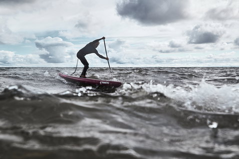 Duotone Blitz Carbon SUP Race Board beim SUP-Rennen im aufgewühlten Meer bei Fehmarn