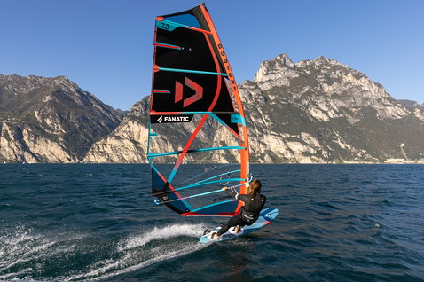 Fanatic Gecko LTD Freeride Windsurfboard beim Windsurfen auf dem Gardasee in cyan und orange
