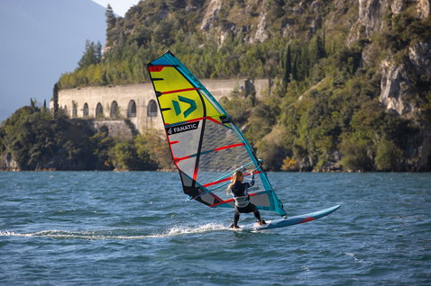 Fanatic Gecko LTD Freeride Windsurfboard beim Windsurfen auf einem Bergsee