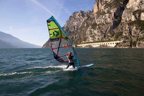 Fanatic Gecko LTD Freeride Windsurfboard beim Windsurfen auf einem Bergsee