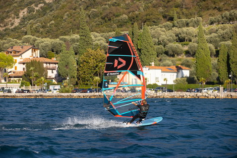 Fanatic Gecko LTD Freeride Windsurf Board beim Windsurfen am Gardasee in türkis und orange