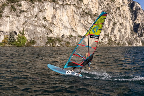Fanatic Gecko LTD Freeride Windsurfboard beim Windsurfen auf einem Bergsee