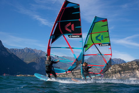 Fanatic Gecko LTD Freeride Windsurfboard beim Windsurfen auf einem Bergsee mit zwei Fahrern