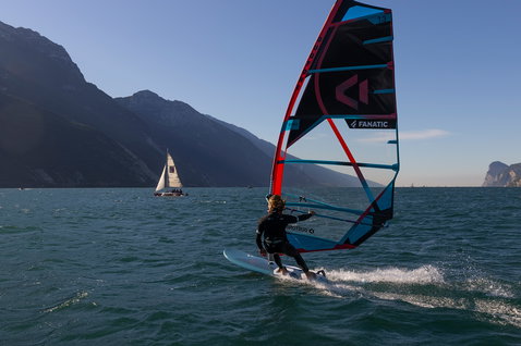 Fanatic Gecko LTD Windsurfboard beim Windsurfen auf einem Alpensee mit Bergkulisse