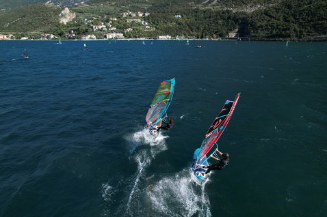 Fanatic Gecko LTD Freeride Windsurfboard beim Windsurfen auf einem Alpensee aus der Vogelperspektive