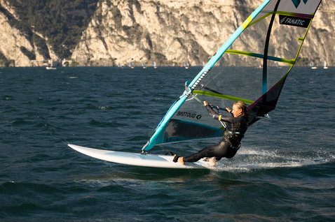 Fanatic Gecko Foil HRS windsurf board 135L during freeride windsurfing on the lake