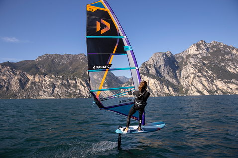 Fanatic Gecko Foil LTD foil windsurf board 135L during foiling on an alpine lake with Duotone sail