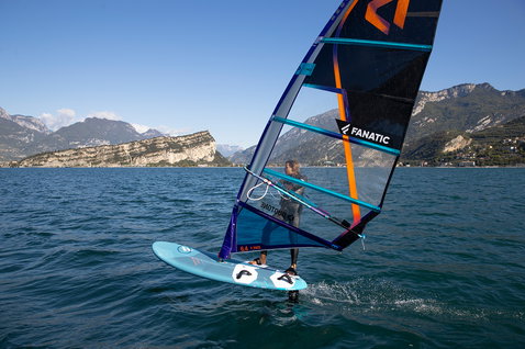 Fanatic Gecko Foil LTD windsurf foil board 135L in light blue during foiling on an alpine lake