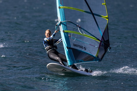 Fanatic Gecko HRS freeride windsurf board during windsurfing on open water with Duotone sail