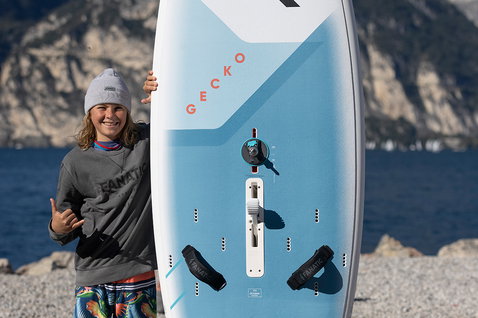 Fanatic Gecko HRS Daggerboard Windsurfboard 156 l in hellblau und weiß an einem Bergsee