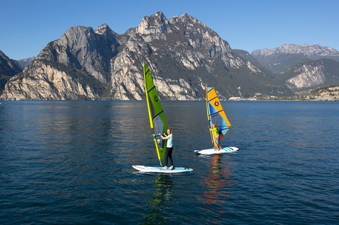 Fanatic Gecko HRS Daggerboard Windsurfboard 156L beim Windsurfen auf einem Alpensee