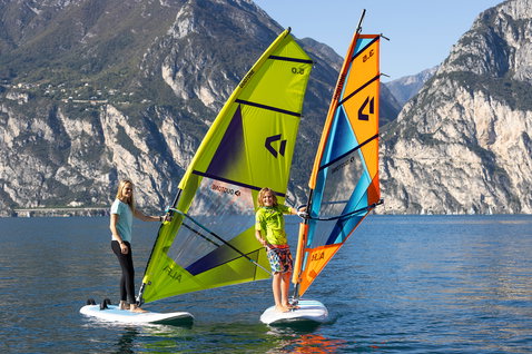 Fanatic Gecko HRS Daggerboard Windsurfboard 156L beim Windsurfen auf einem Alpensee