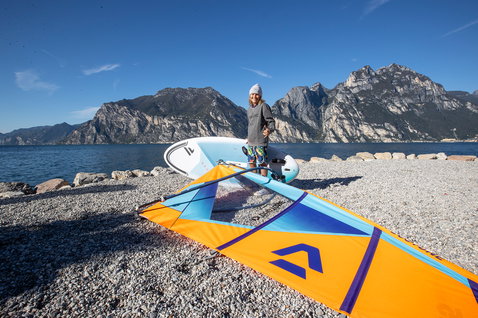 Fanatic Gecko HRS Daggerboard Freeride Windsurfboard 156L in hellblau an einem Alpensee