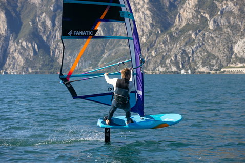 Fanatic Stingray Foil LTD windsurf foil board during foiling on a mountain lake in ocean blue