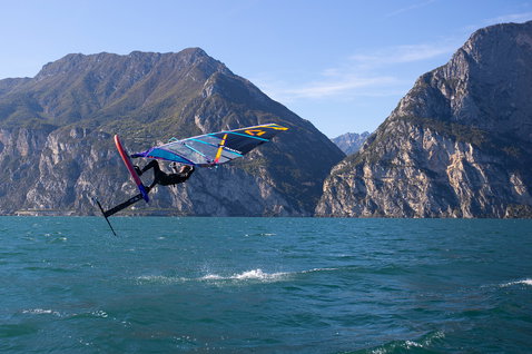 Fanatic Foilstyler LTD Windsurf-Foilboard beim Freestyle-Foilen an einem Alpensee