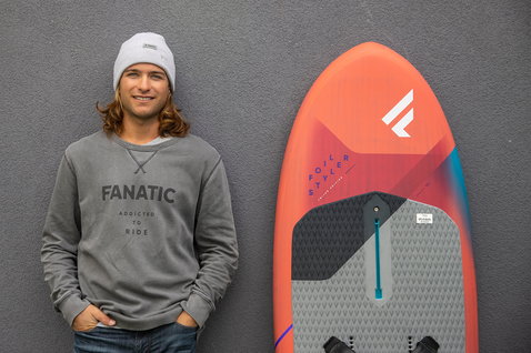 Fanatic Foilstyler LTD Foilboard in koralle mit Athlet beim Wing Foiling Lifestyle-Shooting