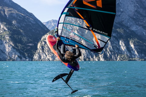Fanatic Foilstyler LTD Foilboard beim Wind Foiling auf einem Bergsee in rot und orange