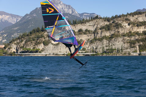 Fanatic Foilstyler LTD Foilboard beim Windfoilen auf einem Bergsee mit Alpenkulisse
