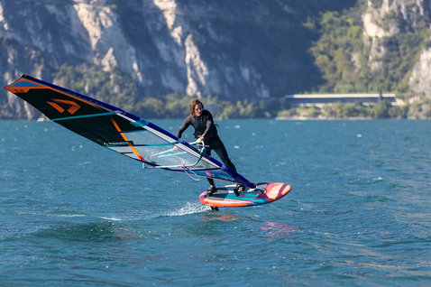 Fanatic Foilstyler LTD Foilboard beim Wind Foiling auf einem alpinen See