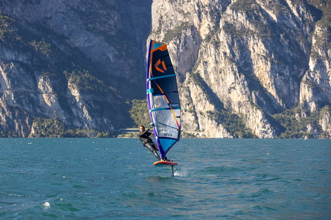 Fanatic Foilstyler LTD Foilboard beim Wind Foiling auf einem Alpensee mit Felswänden im Hintergrund