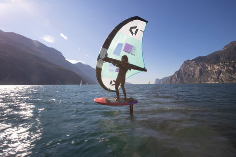 Fanatic Foilstyler LTD Foilboard beim Wing Foiling auf einem Bergsee mit Duotone Wing