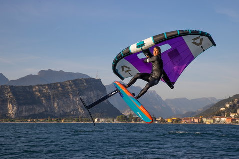 Fanatic Foilstyler LTD Foilboard beim Wing Foiling am Gardasee in türkis und orange