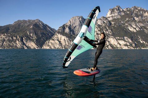 Fanatic Foilstyler LTD Foilboard beim Wing Foiling auf einem Alpensee mit Bergpanorama