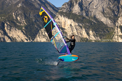 Fanatic Foilstyler LTD Foilboard beim Wind Foiling auf einem Bergsee