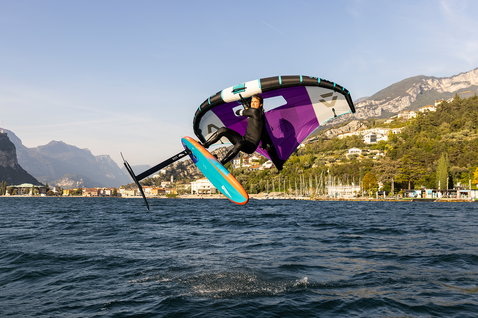 Fanatic Foilstyler LTD Foilboard beim Wing Foiling auf einem Bergsee in der Luft