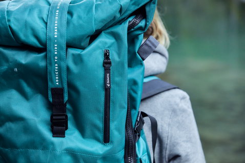 Fanatic Fly Air Pocket SUP Rucksack in teal beim Wandern im Freien