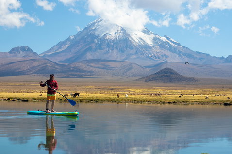Duotone SUP Fly Air Pocket aufblasbares SUP Board beim Paddeln auf einem Höhensee in Bolivien