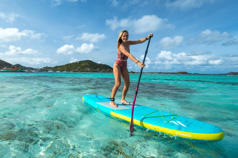 Duotone SUP Fly Air Pocket aufblasbares SUP Board 10'4" in türkis beim Stand-Up-Paddling in tropischer Lagune