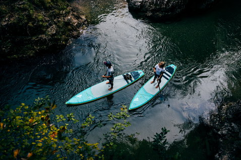 Duotone Ray Air Premium aufblasbares Touring SUP beim Paddeln in einer Flussschlucht