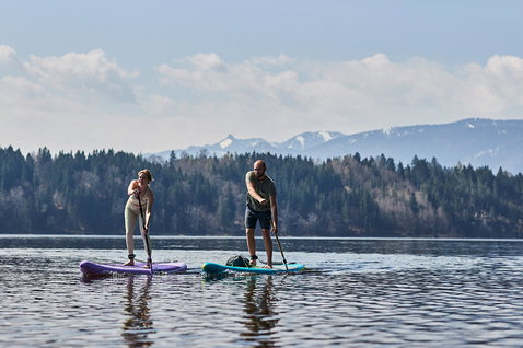 Duotone Ray Air Pocket aufblasbares Touring-SUP beim Paddeln auf einem Alpensee mit Bergpanorama