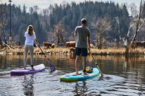 Duotone Ray Air Pocket aufblasbares SUP Tourenboard 11'6" beim Stand Up Paddeln auf einem ruhigen See