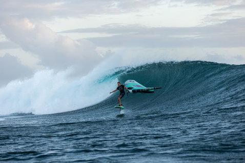 Fanatic Aero Carve front wing set during wave foiling on the ocean in Mauritius