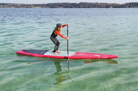 Fanatic Falcon Air Young Blood Edition SUP gonflable de course 12'6" en rouge lors d'une session de paddle sur lac