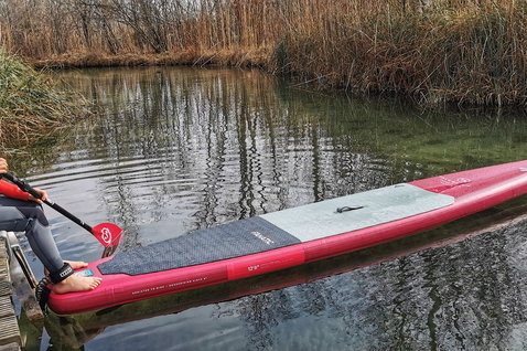 Duotone Falcon Air Young Blood Edition SUP gonflable de course 12'6" au bord d'un ponton sur eau calme