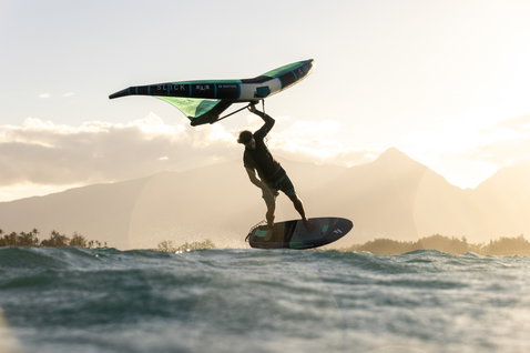 Fanatic Sky Free TE Foil-Board beim Wing Foiling mit Duotone Slick SLS Wing auf Maui im Gegenlicht