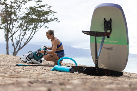 Fanatic Sky Free TE Wing-Foil-Board beim Wing Foiling am Sandstrand mit Athletin