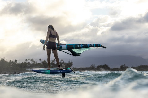 Fanatic Sky Free TE Foilboard beim Wing Foiling auf dem Ozean in Maui