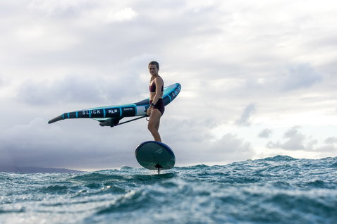 Duotone Slick SLS Foilwing beim Wing Foiling auf dem Ozean in teal und blau