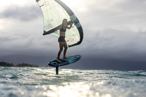 Fanatic Sky Free TE Wing Foil Board beim Wing Foiling auf dem Meer in Maui